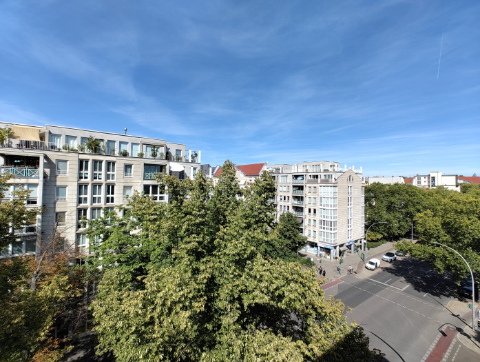 Auch bei den Superweitwinkelaufnahmen sind die Farben beim Phone (1) dezenter als ...